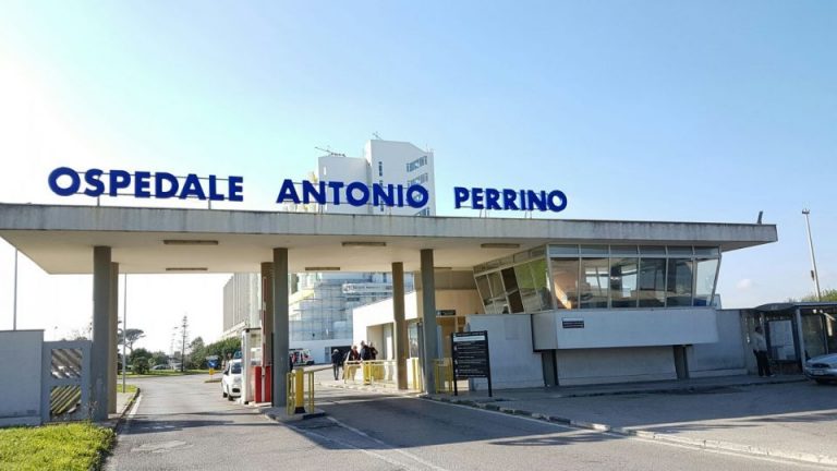 Intervento straordinario al “Perrino”: installata endoprotesi per curare aneurisma dell’arco aortico