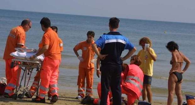 malore in mare muore turista