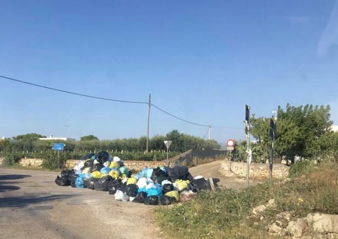 abbandono selvaggio rifiuti