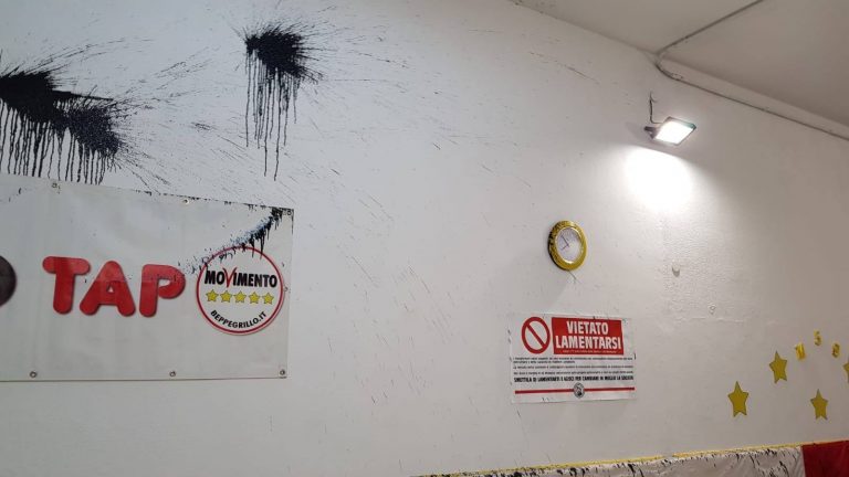 Ignoti irrompono nella sede del M5S di Lecce lanciando uova piene di vernice e volantini No Tap