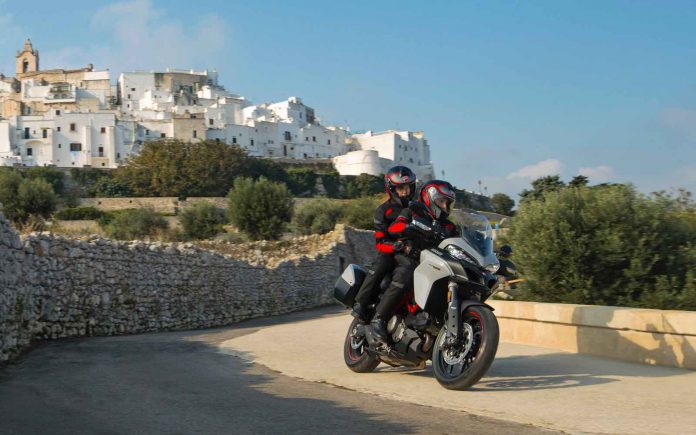 Multistrada-950-MY19-02b-Hero-Banner-1600x1000