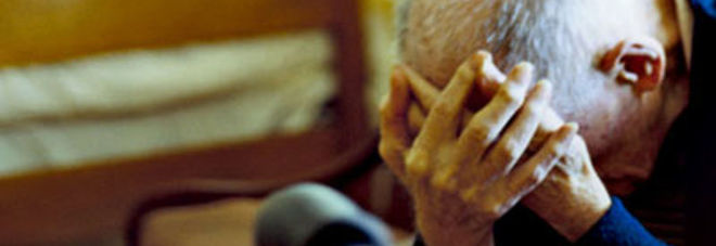 Calci e pugni al padre anziano