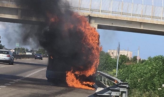 Autobus in fiamme
