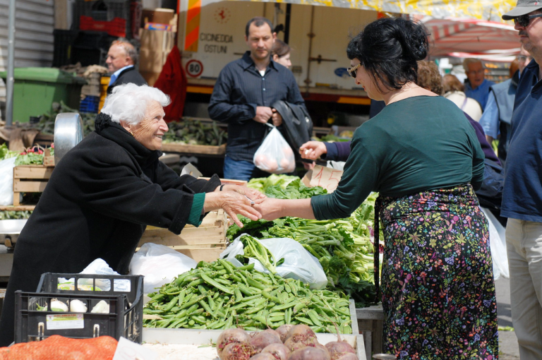 Mercato settimanale: trasferimento temporaneo per le bancarelle di frutta e verdura
