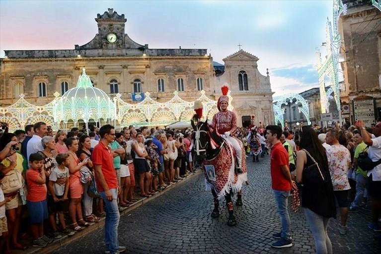 Riti religiosi, a rischio le processioni storiche e la cavalcata plurisecolare in onore di Sant’Oronzo